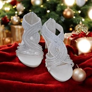 Delicacy White Sandals With Stones Beautiful Formal Attire Size 9 Zip Back